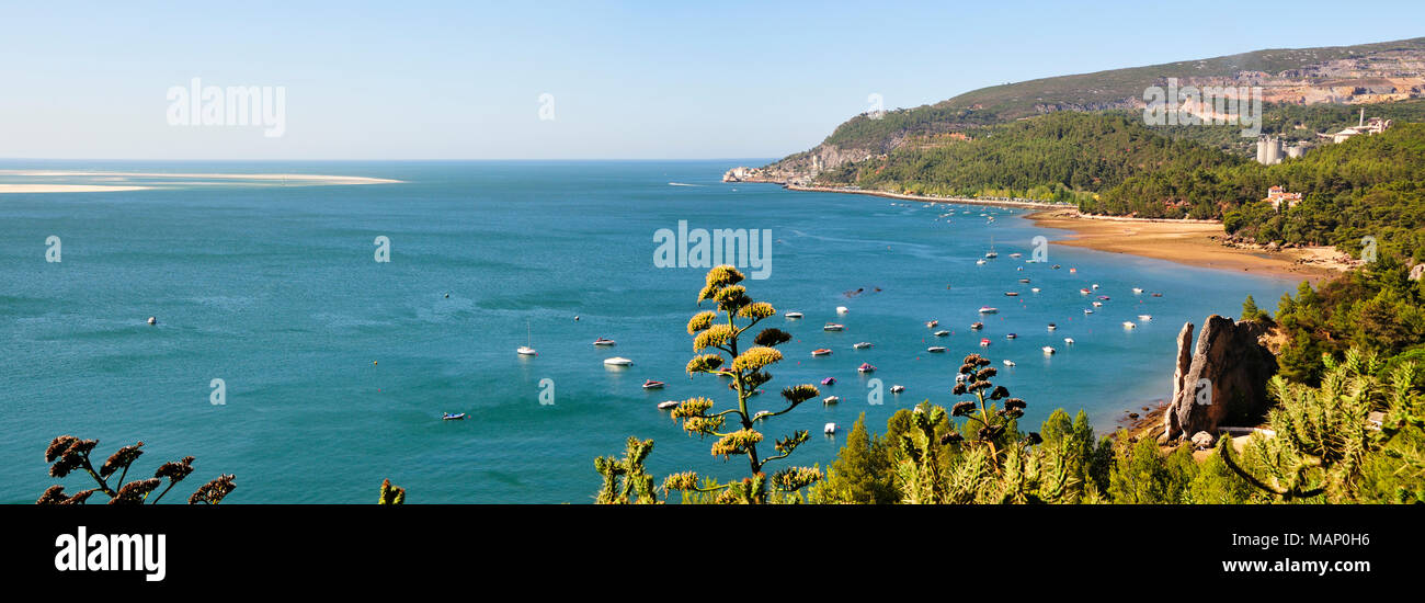 Den Fluss Sado und den Arrábida Berge. Setúbal, Portugal Stockfoto