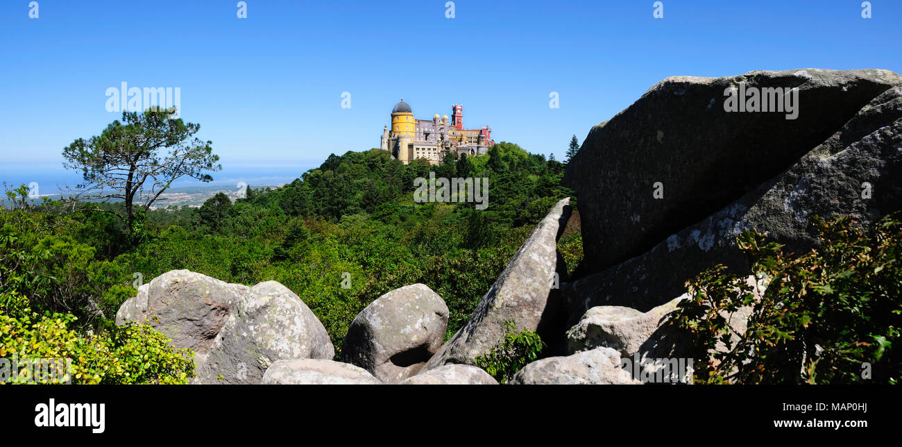 Palácio da Pena, erbaut im 19. Jahrhundert, in den Hügeln oberhalb von Sintra, in der Mitte ein UNESCO-Weltkulturerbe. Sintra, Portugal Stockfoto