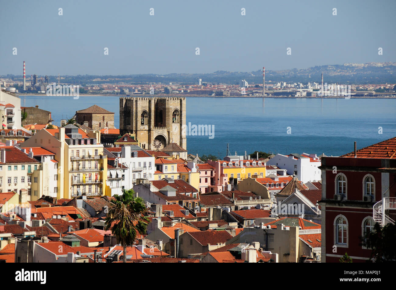 Das historische Zentrum mit der Sé Catedral (Motherchurch) und den Fluss Tejo im Hintergrund, Lissabon, Portugal Stockfoto