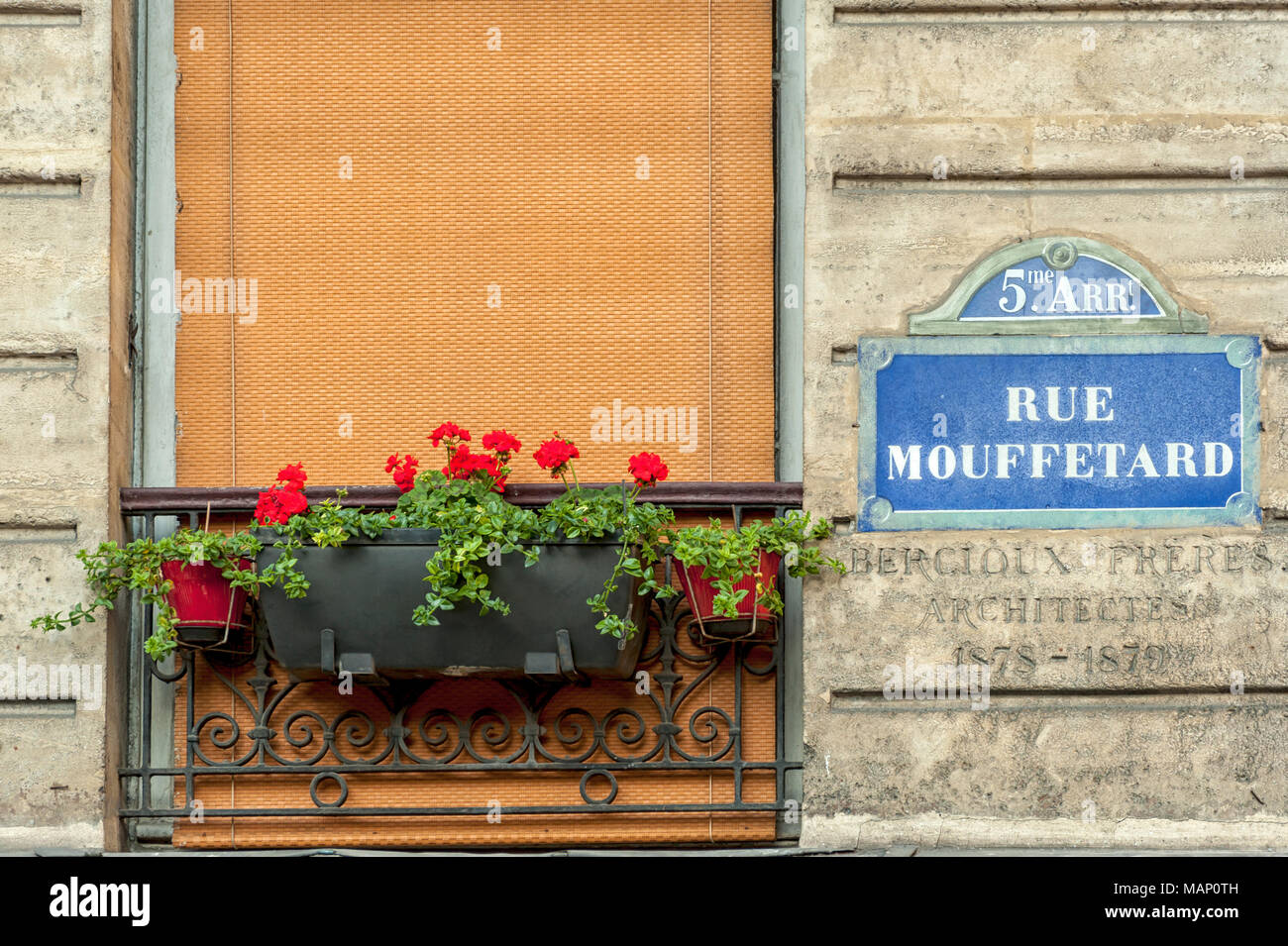 PARIS, FRANKREICH - 07. MAI 2011: Straßenschild in Richtung Rue Mouffetard neben Fensterladen Stockfoto
