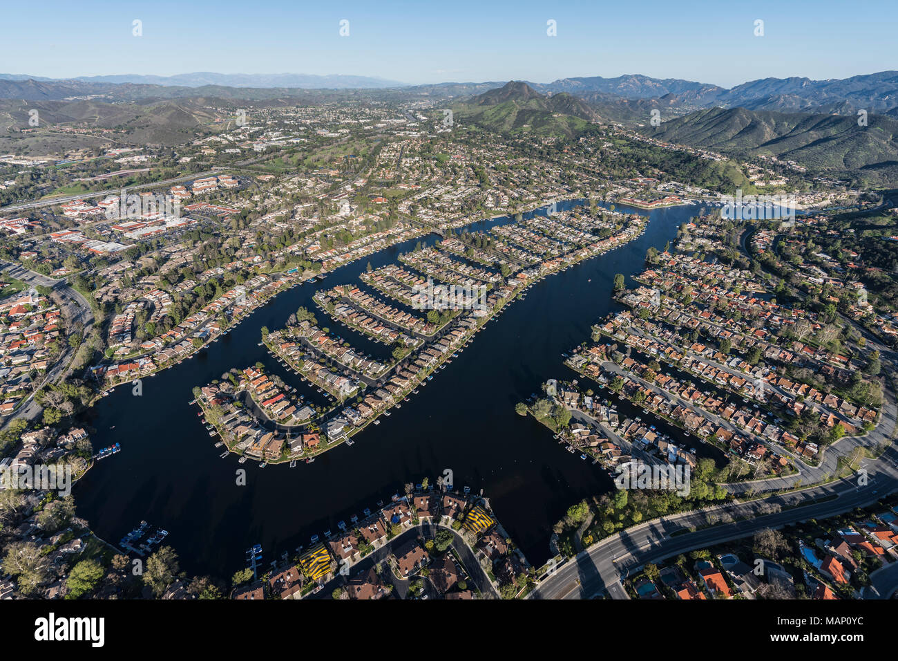 Luftaufnahme von Westlake Insel der tausend Eichen und Westlake Village Gemeinschaften in Südkalifornien. Stockfoto