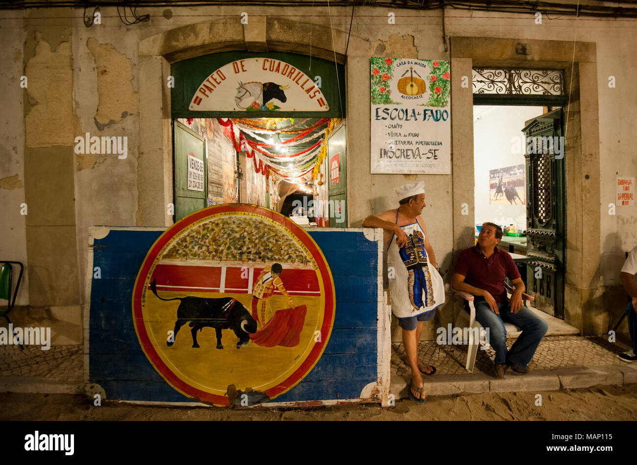 Das Leben auf der Straße während der Barrete Verde und Salinas Festlichkeiten. Alcochete, Portugal Stockfoto