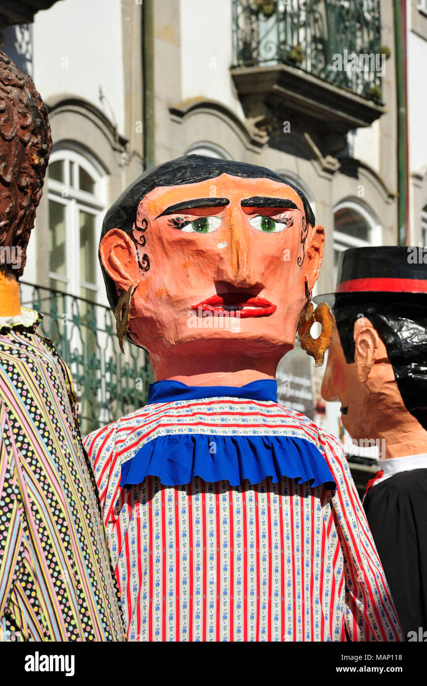 Traditionelle big-vorangegangen Masken der Minho (cabeçudos) im historischen Zentrum von Viana do Castelo. Unsere Liebe Frau von Agonie Festlichkeiten, die größte traditionelle Stockfoto