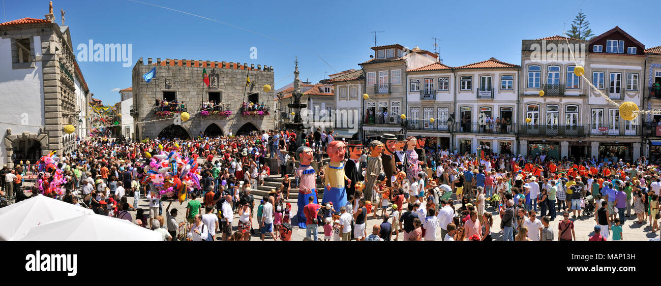 Traditionelle big-vorangegangen Masken von Minho im historischen Zentrum von Viana do Castelo. Unsere Liebe Frau von Agonie Festlichkeiten, den größten traditionellen Festival im Stockfoto