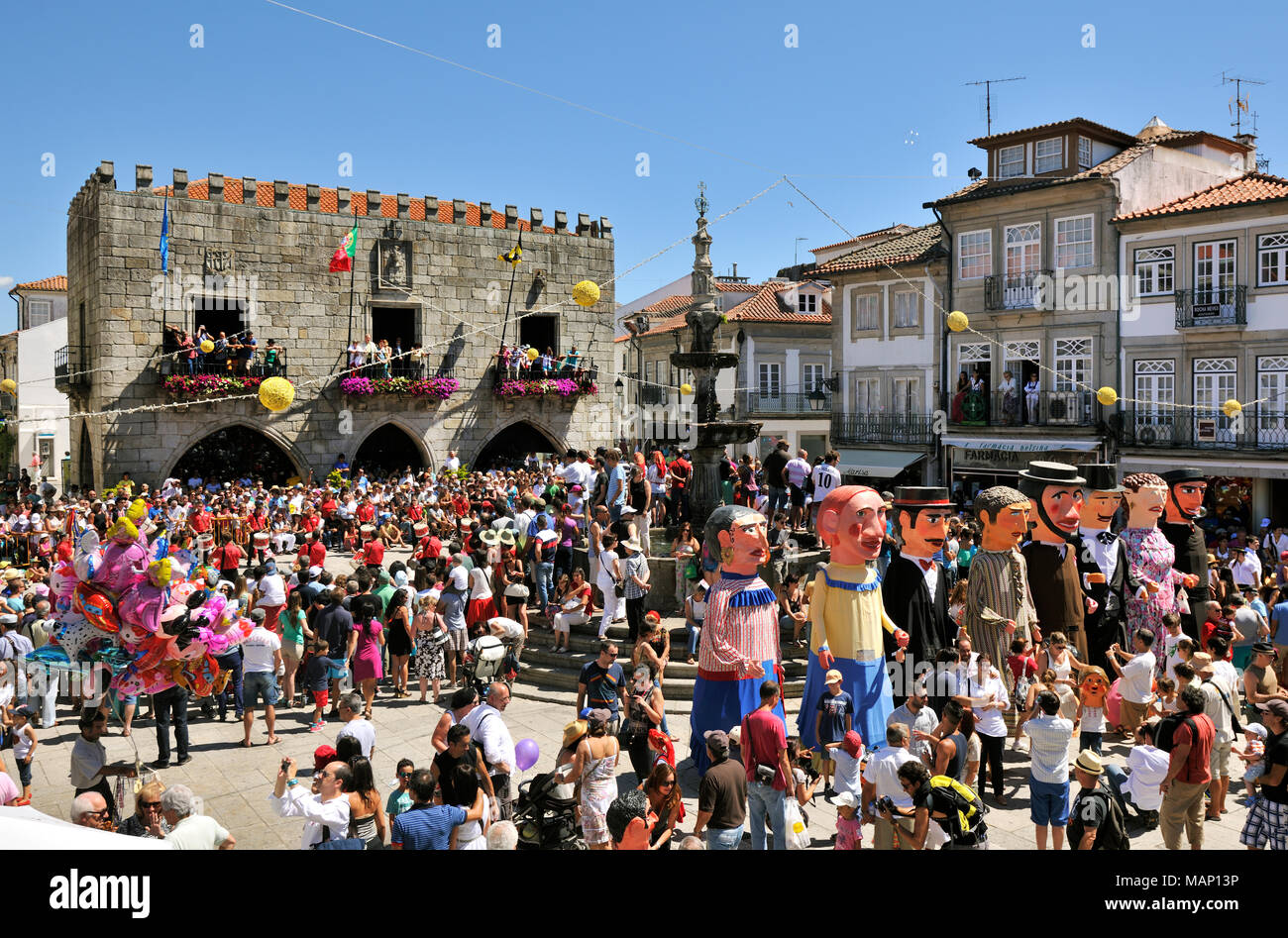 Traditionelle big-vorangegangen Masken von Minho im historischen Zentrum von Viana do Castelo. Unsere Liebe Frau von Agonie Festlichkeiten, den größten traditionellen Festival im Stockfoto