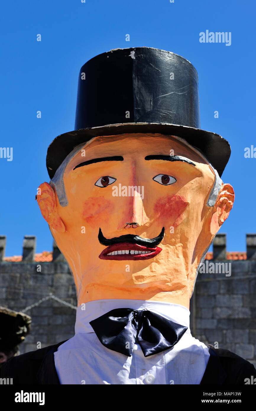 Traditionelle big-vorangegangen Masken der Minho (cabeçudos) im historischen Zentrum von Viana do Castelo. Unsere Liebe Frau von Agonie Festlichkeiten, die größte traditionelle Stockfoto