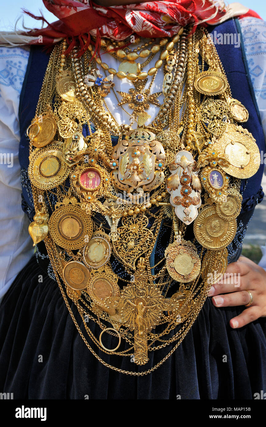 Goldene Halskette und Tracht von Minho. Unsere Liebe Frau von Qual feste, das größte Volksfest in Portugal. Viana do Castelo. Stockfoto