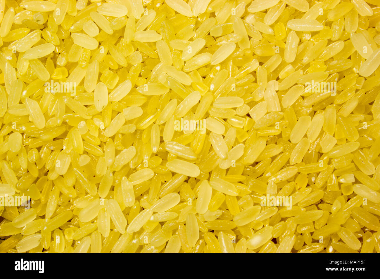 Korn gelb parboiled Reis als Hintergrund Stockfoto