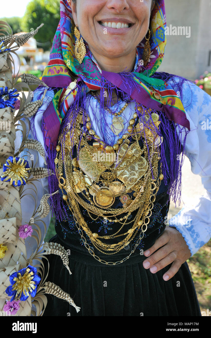 Goldene Halskette und Tracht von Minho. Unsere Liebe Frau von Qual feste, das größte Volksfest in Portugal. Viana do Castelo. Stockfoto
