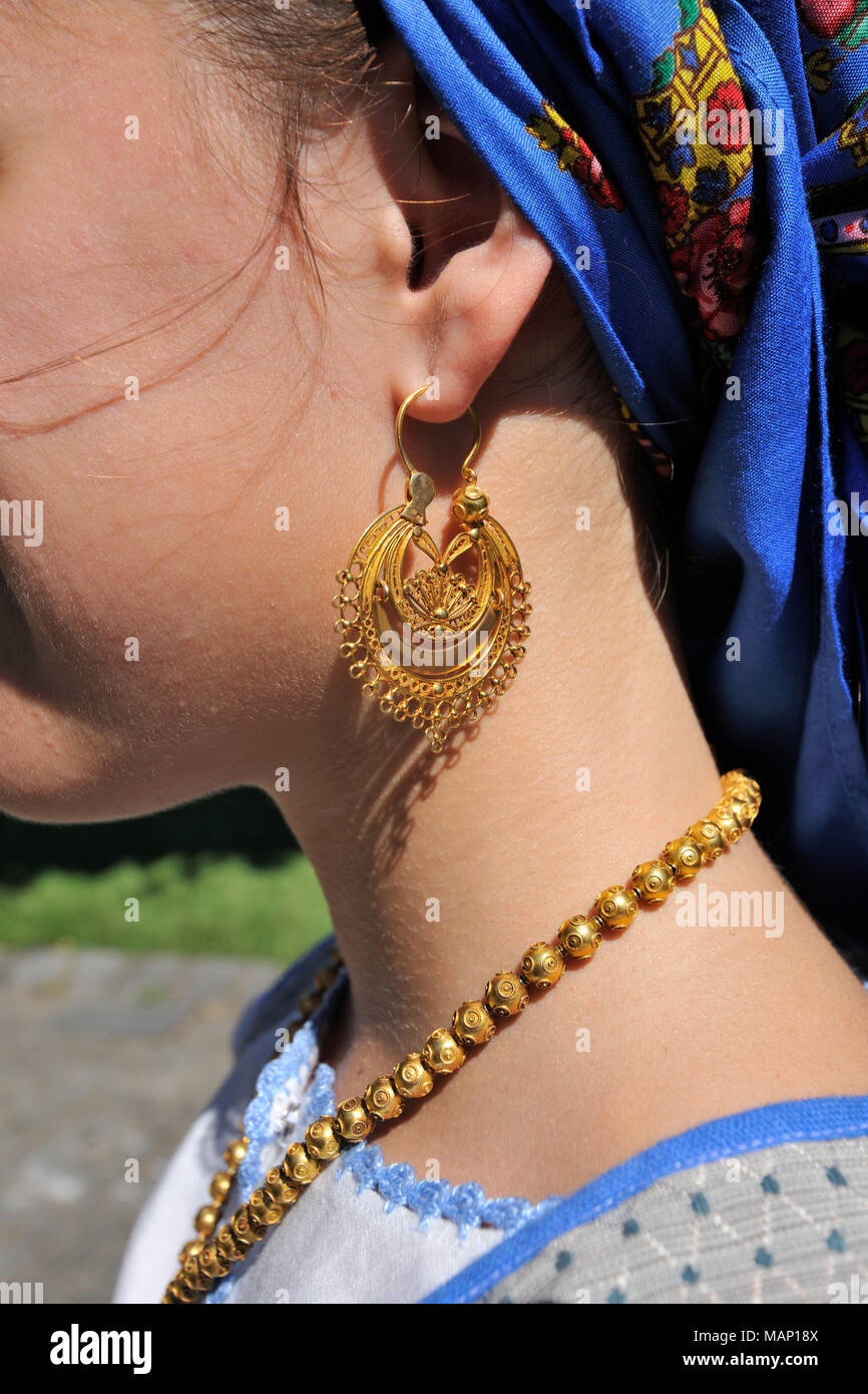 Gold Halskette und traditionellen gold Ohrringe. Unsere Liebe Frau von Agonie Festlichkeiten, die größte traditionelle Festivals in Portugal. Viana do Castelo. Stockfoto