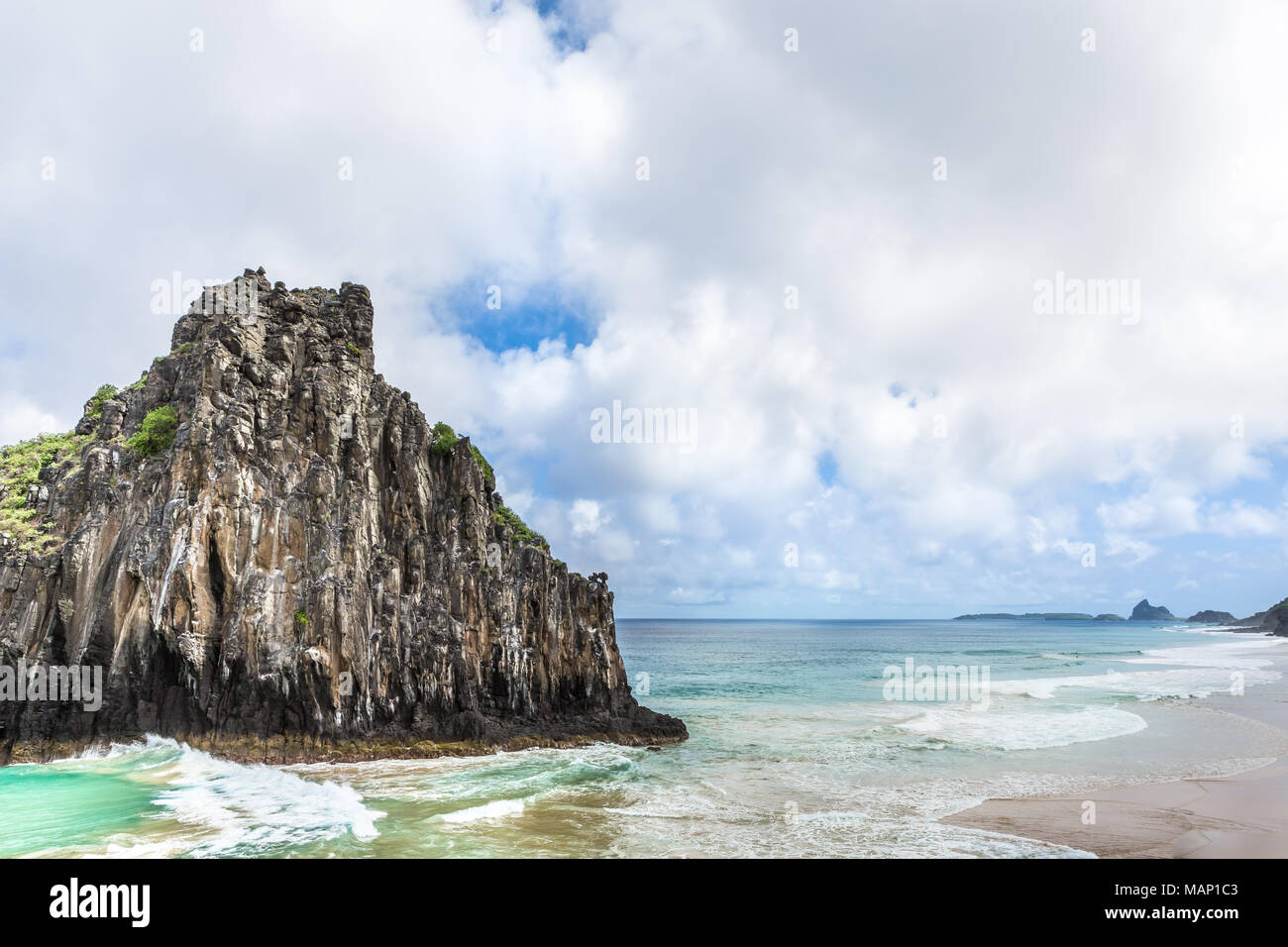 Fernando de Noronha, Brasilien. Die unglaubliche Insel in Brasilien. Blick auf den Strand mit Wellen. Stockfoto