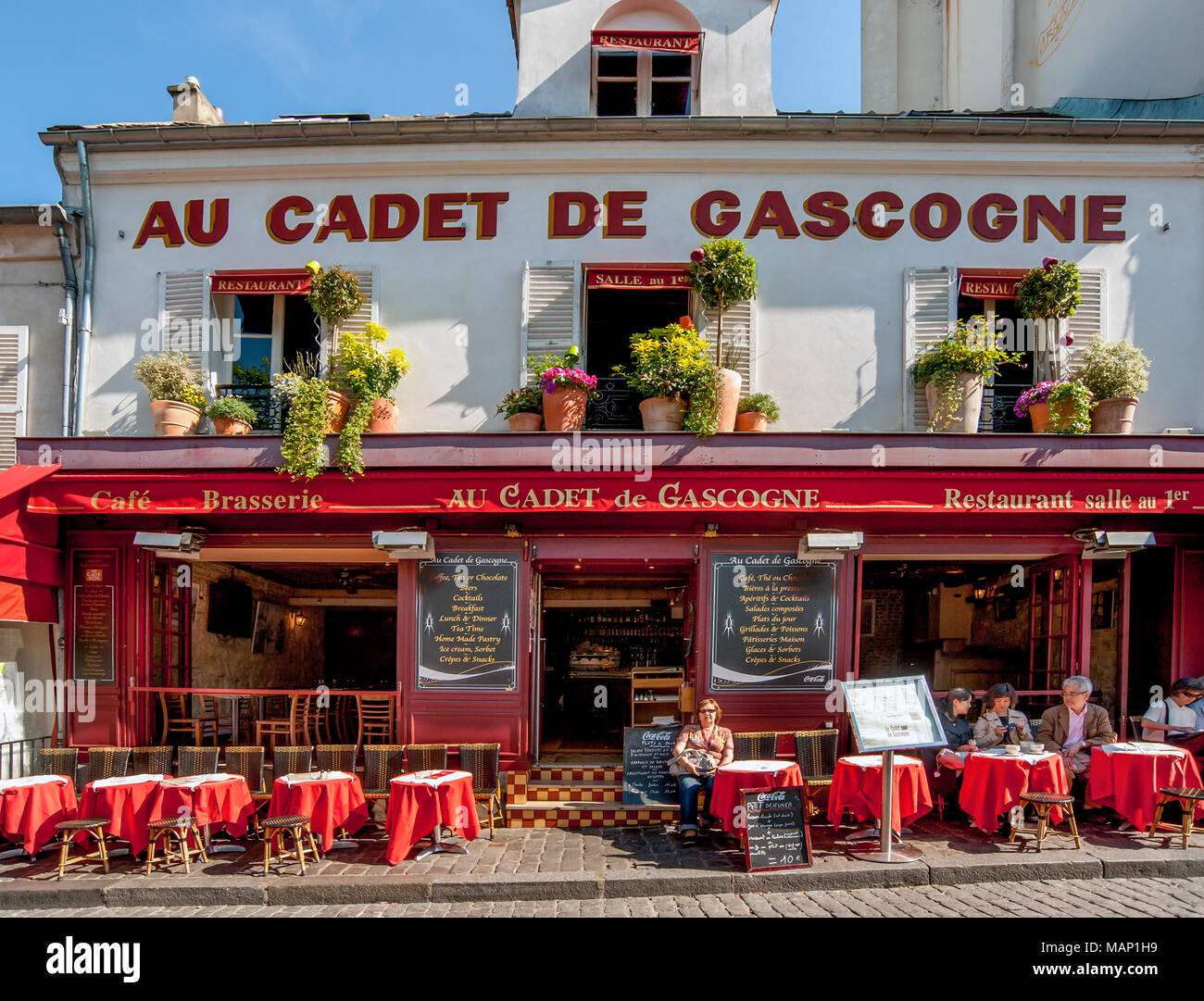 MONTMARTRE, PARIS: Das farbenfrohe Restaurant Au Cadet De Gascogne in Place du Tertre Stockfoto
