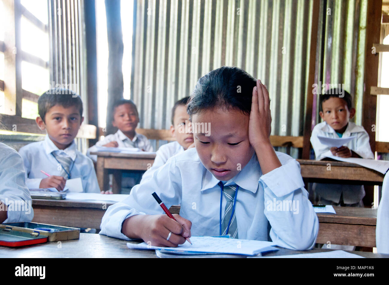 Nepal 2014. Manebhajang. Mount Star Internat. Die Schüler sitzen ihre Prüfungsunterlagen. Stockfoto