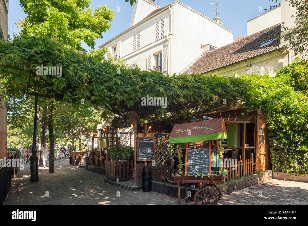 PARIS, FRANKREICH - 07. MAI 2011: Menütafel vor dem Chez Plumeau auf dem Place du Calvaire im Viertel Montmartre Stockfoto