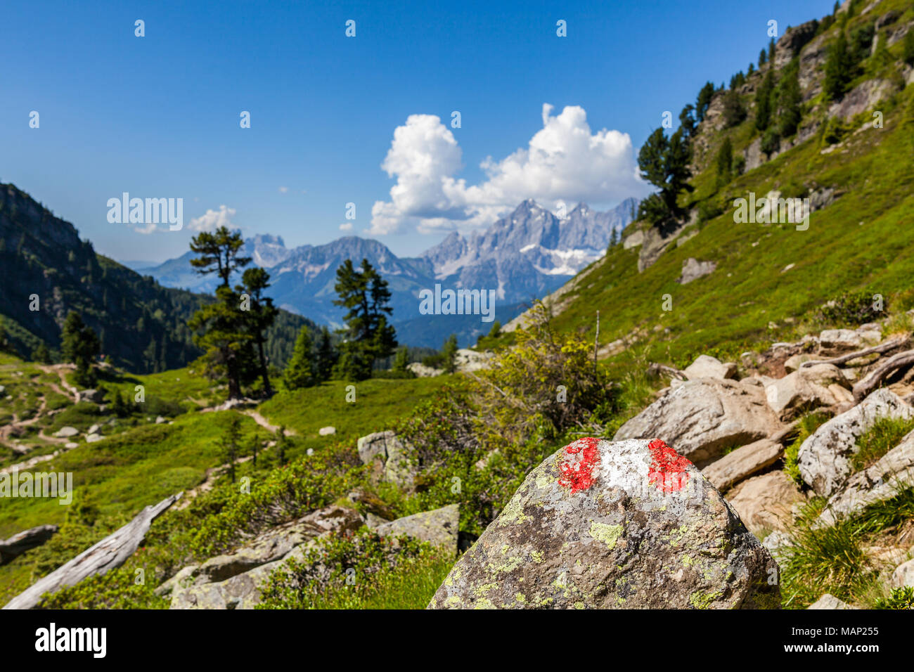Wandern mark Zeichen rot weiss rot auf Rock am Berg Reiteralm mit Fernsicht  auf die Berge Dachstein in Österreich lackiert Stockfotografie - Alamy