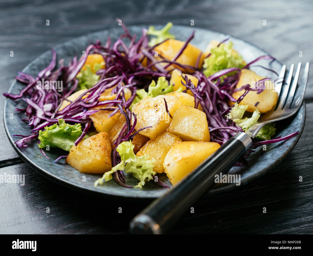 Warmer Kartoffelsalat mit Rotkohl. Zutaten: Kartoffeln, Rotkohl, Salat ...