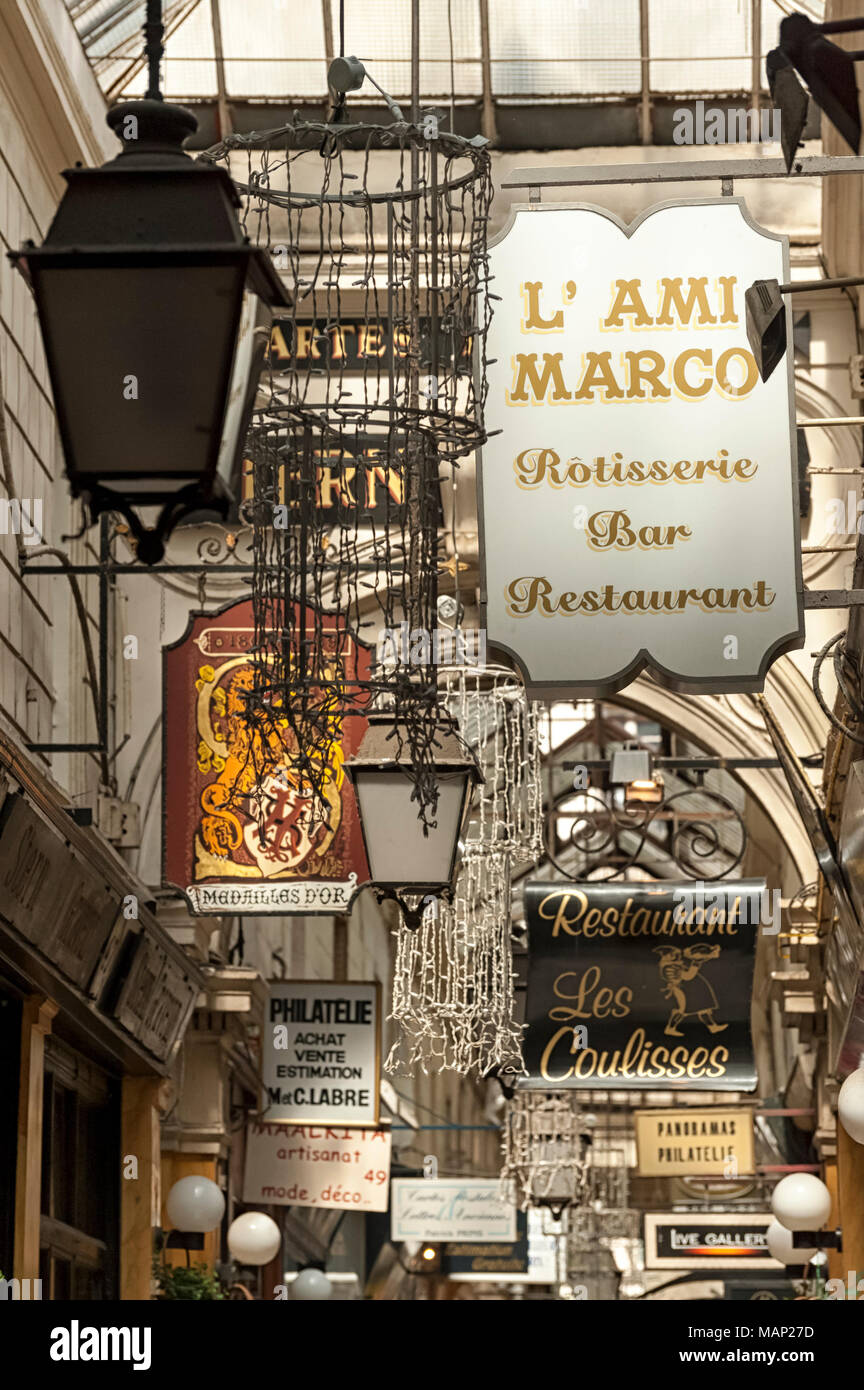 PARIS, FRANKREICH - 07. MAI 2011: Hübsche Schilder für Geschäfte und Restaurants entlang der hübschen überdachten Passage des Panoramas Stockfoto