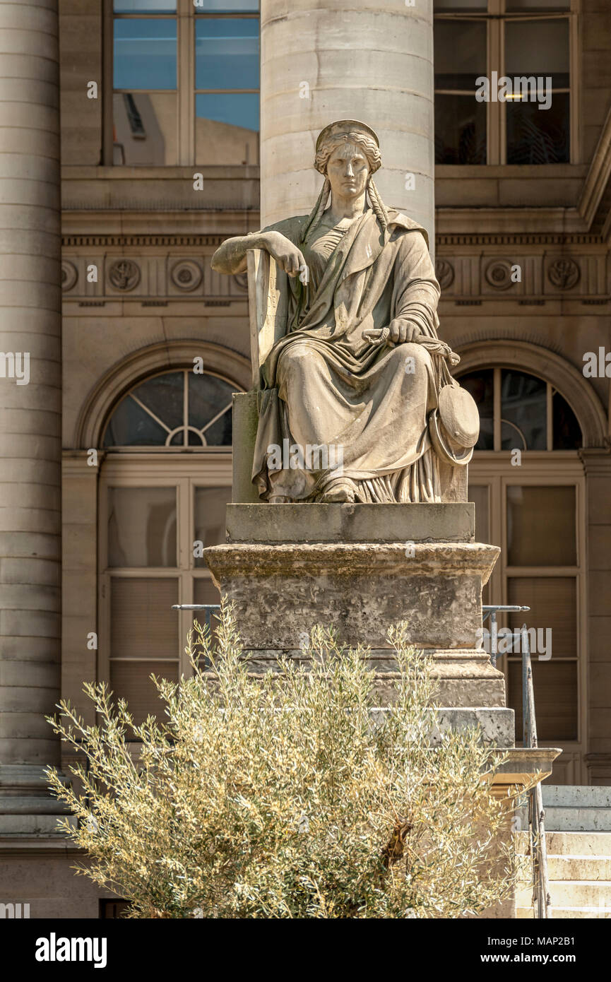 PARIS, FRANKREICH - 07. MAI 2011: Statue für den Handel von Augustin Dumont vor der Pariser Börse Stockfoto