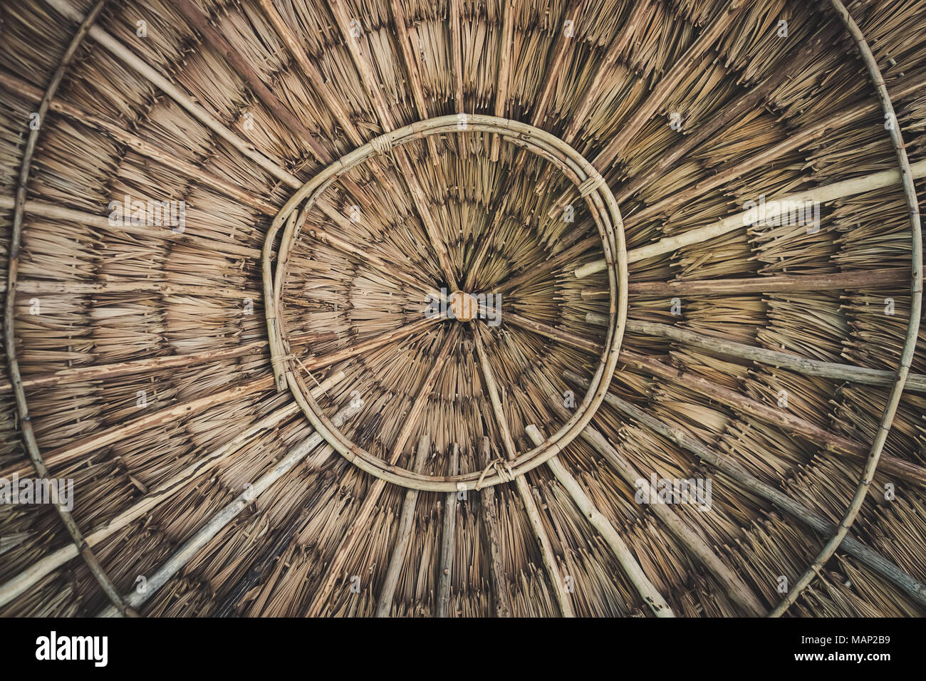 Kreisförmige Textur einer Bambus Schüssel. Unter einem bambusdach. in eine Spirale aus Bambus verdreht Stockfoto