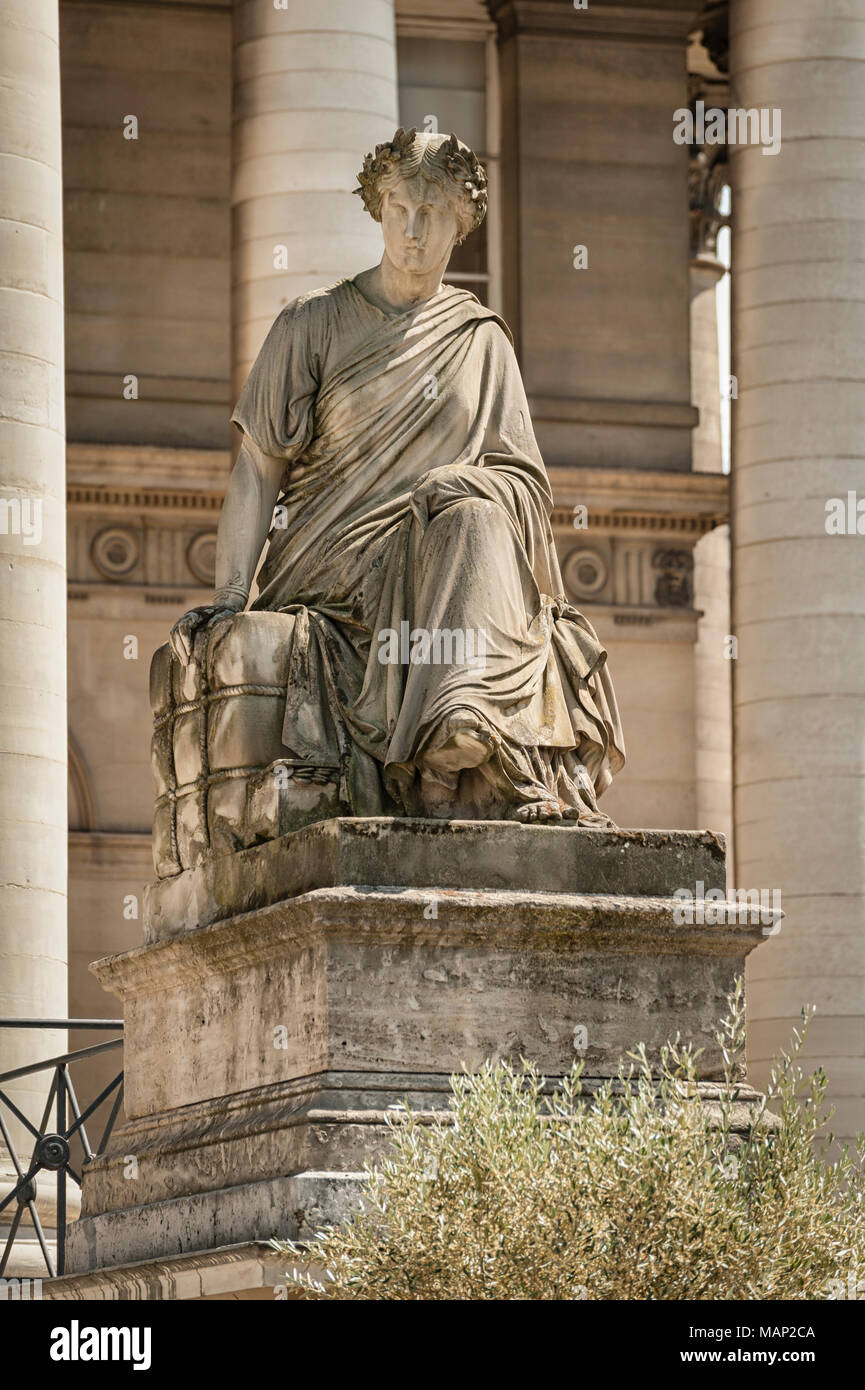 PARIS, FRANKREICH - 07. MAI 2011: Justizstatue von Francisque-Joseph Duret an der Pariser Börse Stockfoto