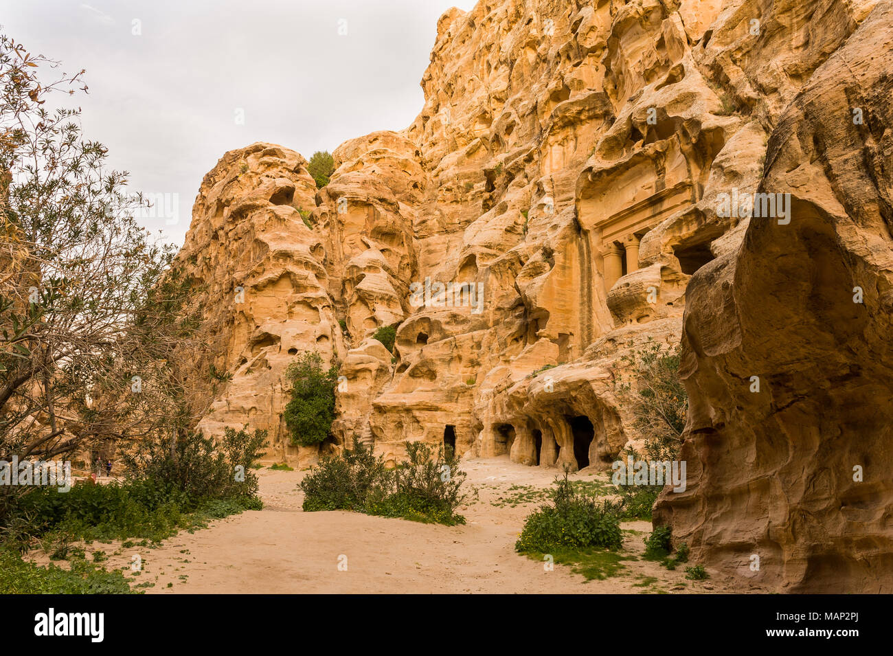 Felswand mit Treppen in Littke Petra, Jordanien. Stockfoto