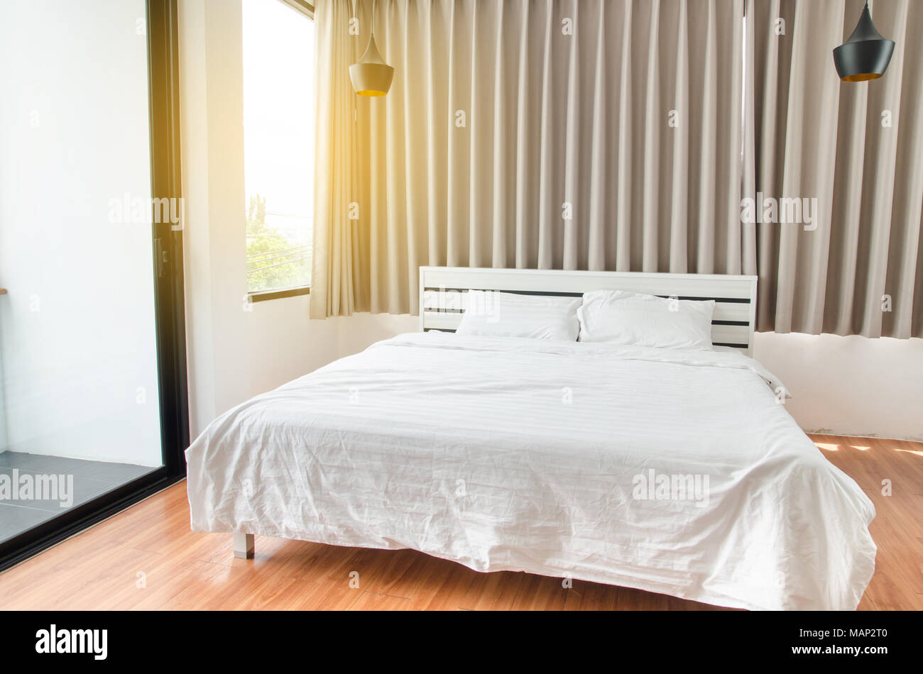 Moderne Schlafzimmer mit braunen und weißen Kissen auf dem Bett (Doppelbett) Stockfoto