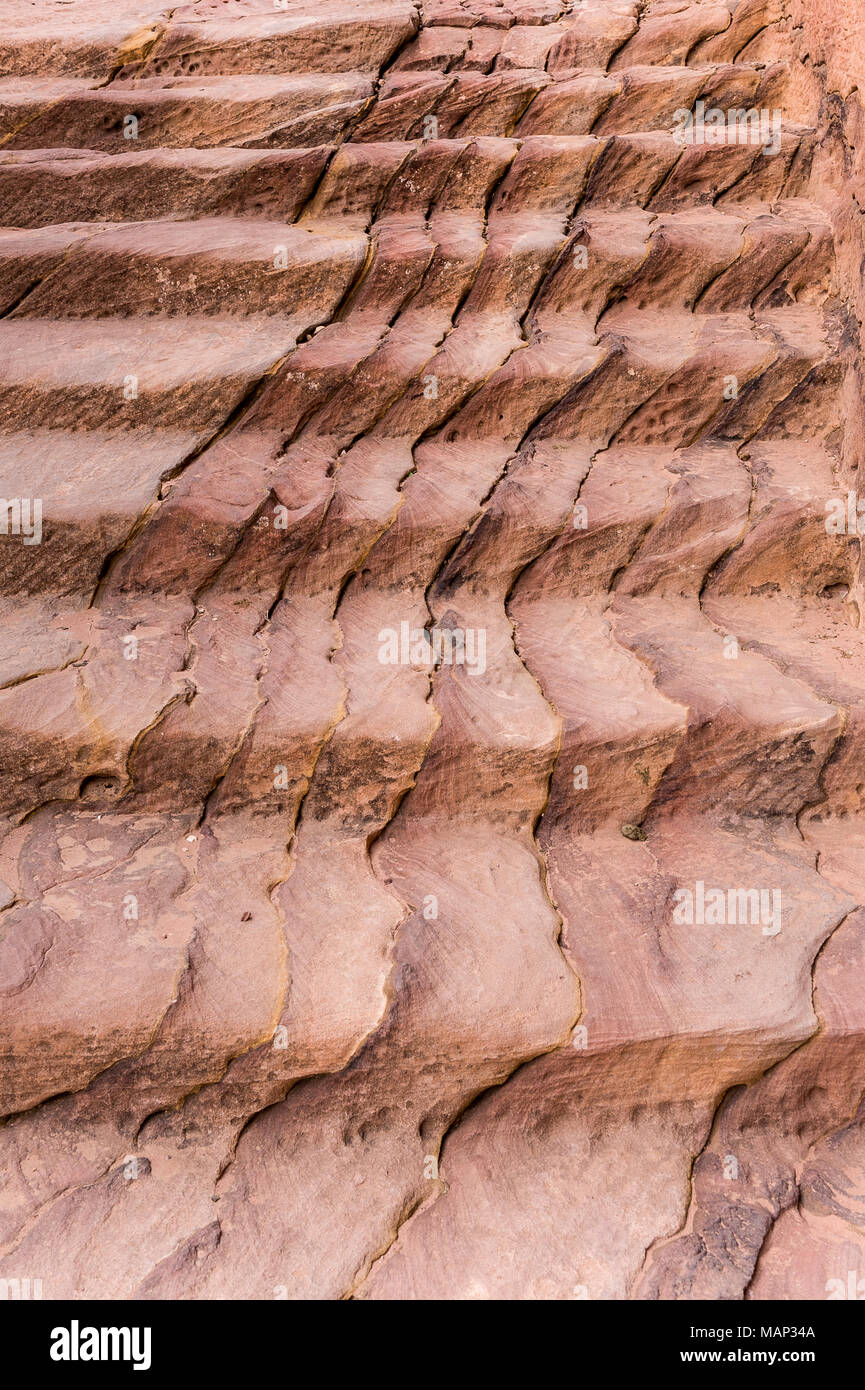 Felsformationen mit Treppen an der archäologischen Stätte von Petra Jordan. Stockfoto