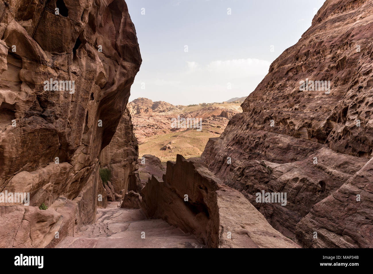 Felsformationen mit Treppen an der archäologischen Stätte von Petra Jordan. Stockfoto