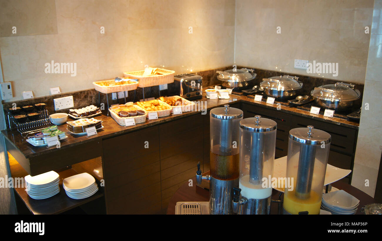 Singapur - APR 2 2015: Innenansicht einer Lounge im Luxus Hotel Frühstücksbuffet Stockfoto