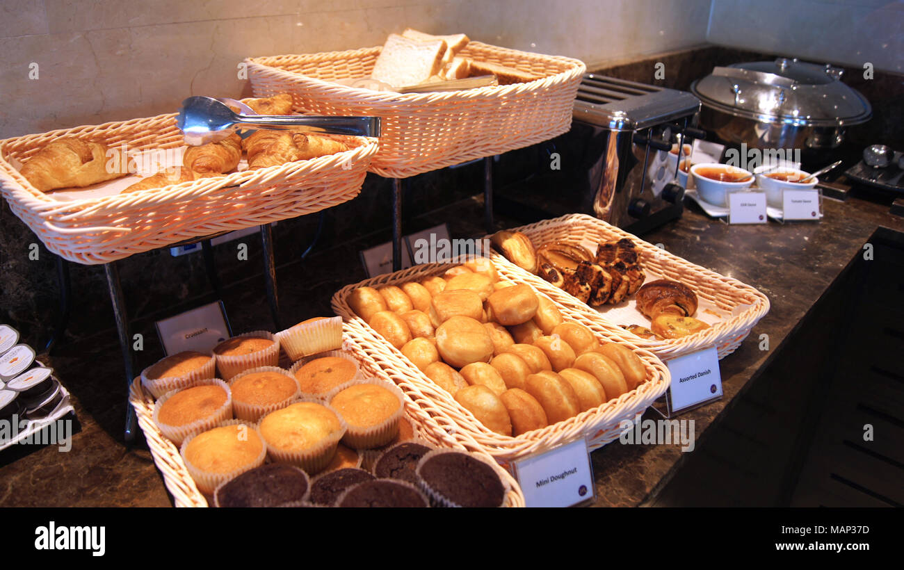 Singapur - APR 2 2015: Innenansicht einer Lounge im Luxus Hotel Frühstücksbuffet Stockfoto