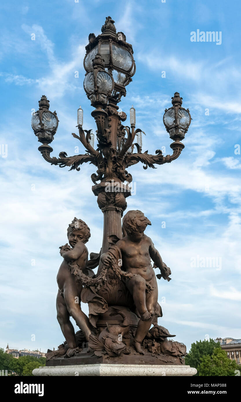 PARIS, FRANKREICH: verzierte Lampe auf Pont Alexander III Brücke Stockfoto