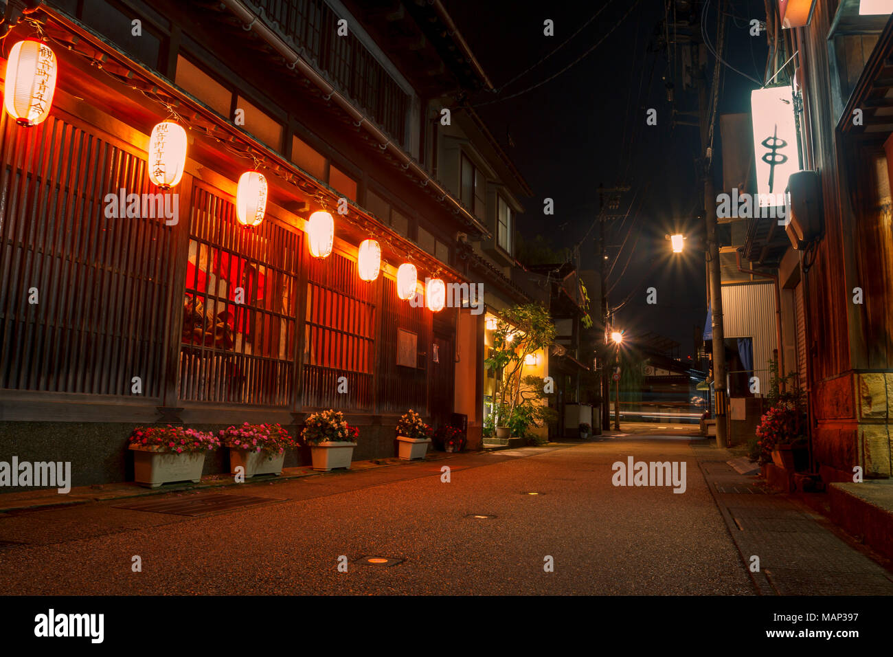 Higashi Chaya Bezirk Straßen in der Nacht. Higashi Chaya ist ein traditioneller Unterhaltung dsitrict wo Geisha haben g Stockfoto