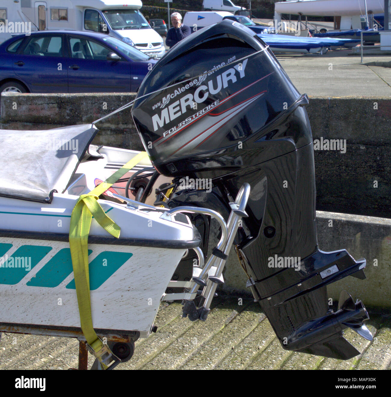 60 ps 60 Ps 4 Takt mercury Aussenborder montiert auf der Stern von einem Schnellboot. Stockfoto