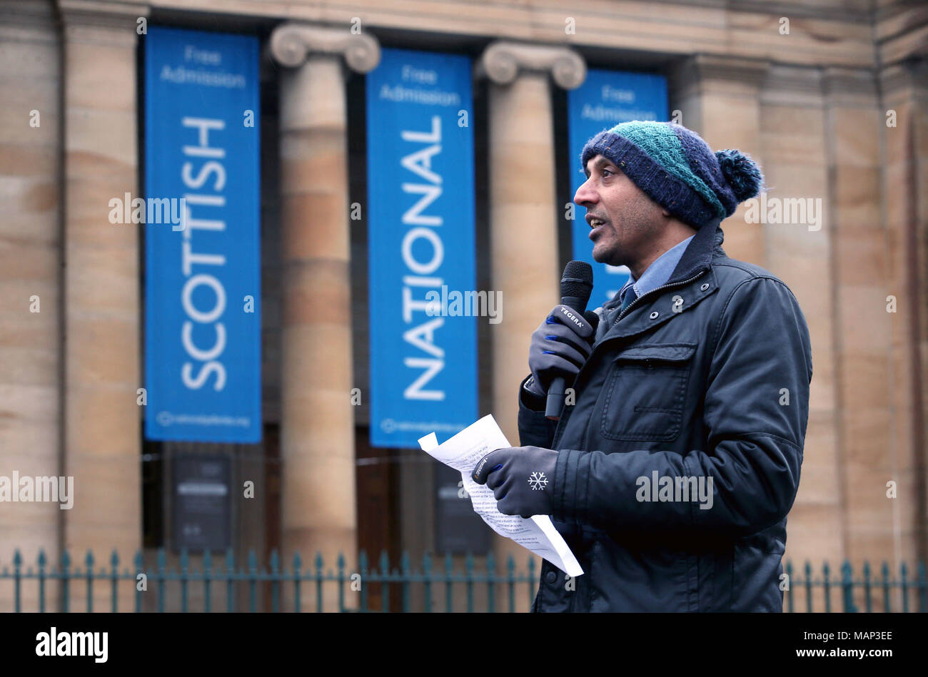 Satnam Ner, Präsident des Scottish Trades Union Congress, spricht bei einer Anti-Rassismus-Kundgebung im Stadtzentrum von Edinburgh, um gegen eine Hasskampagne namens "Bestrafung eines Muslims" zu protestieren. DRÜCKEN Sie VERBANDSFOTO. Bilddatum: Dienstag, 3. April 2018. Menschen versammelten sich im Stadthügel, um Aktivitäten in sozialen Medien und Briefe zu verurteilen, in denen die Menschen aufgefordert wurden, "Punkte" zu gewinnen, indem sie diejenigen angriffen, die an den Islam glauben. Siehe PA Geschichte SCOTLAND Muslim. Bildnachweis sollte lauten: Jane Barlow/PA Wire auf der Stand Up to Racism Edinburgh Kundgebung, die abgehalten wurde, um gegen die "Bestrafung eines Muslims" Hasskampagne in Edinburgh zu protestieren Stockfoto