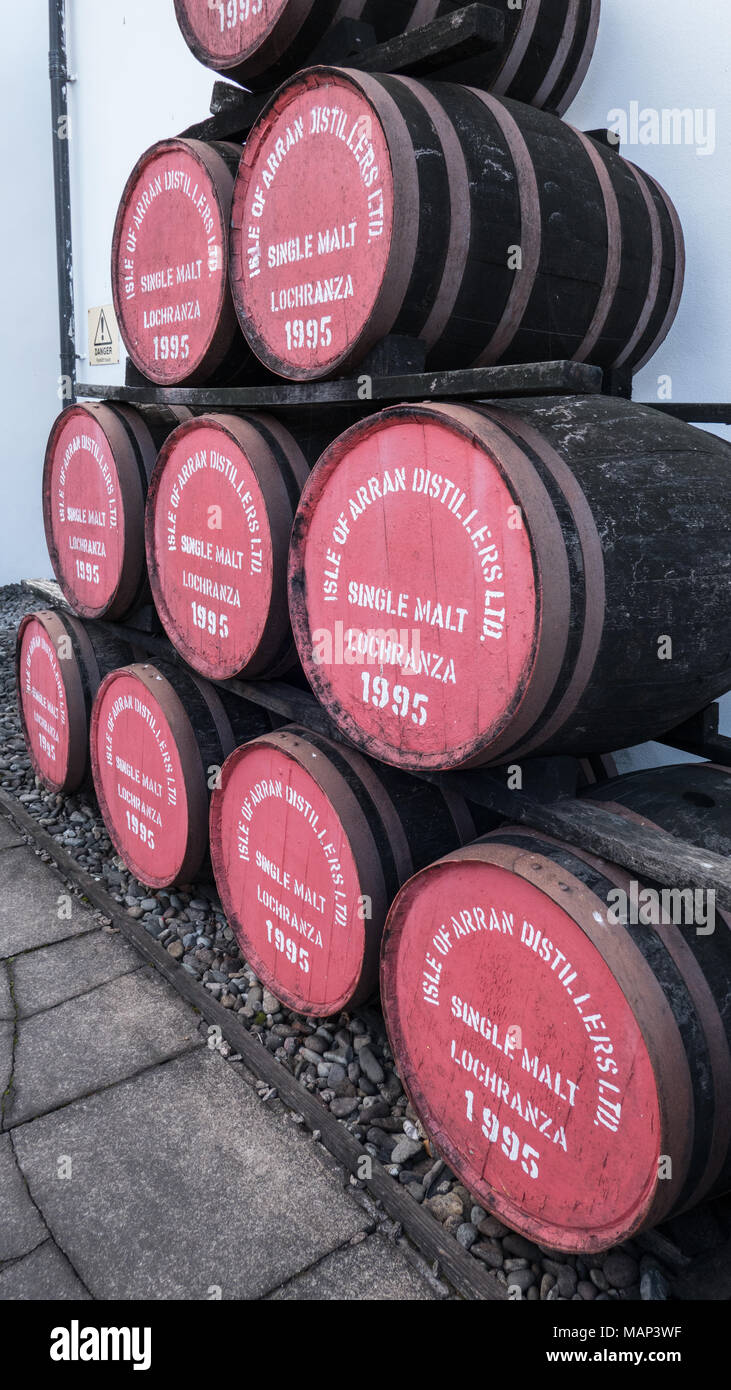 Anzeige der Fässer außerhalb die Arran Distillery auf der Isle of Arran, Schottland, Großbritannien. Stockfoto