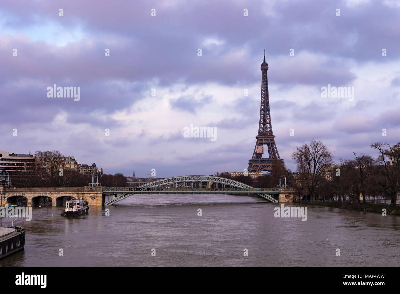 Paris, Frankreich, 27. Januar 2018: Blick auf die Stadt durch Seine aufgrund der anhaltenden Regenfälle überflutet. Stockfoto