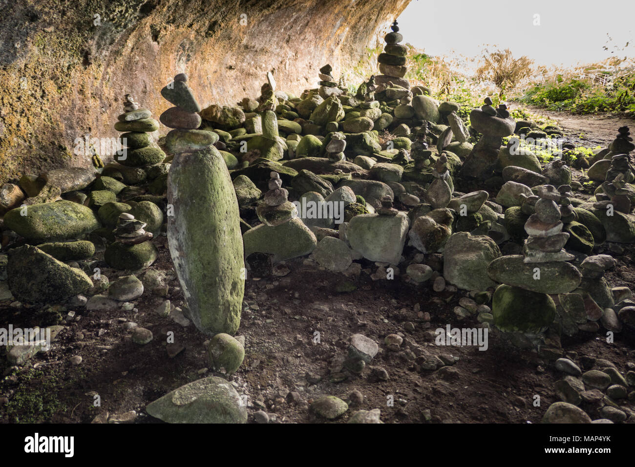 Gestapelte Steine innerhalb der Könige Höhlen auf der Isle of Arran, Schottland, Großbritannien. Stockfoto