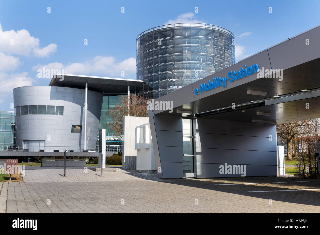 DRESDEN, Deutschland - 2. April 2018: Volkswagen E-Mobilität Ladestation vor dem Glaserne Manufaktur - transparente Fabrik Stockfoto