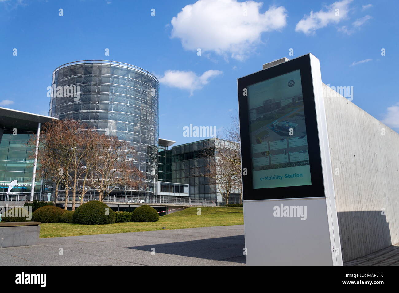 DRESDEN, Deutschland - 2. April 2018: Volkswagen E-Mobilität Ladestation vor dem Glaserne Manufaktur - transparente Fabrik Stockfoto