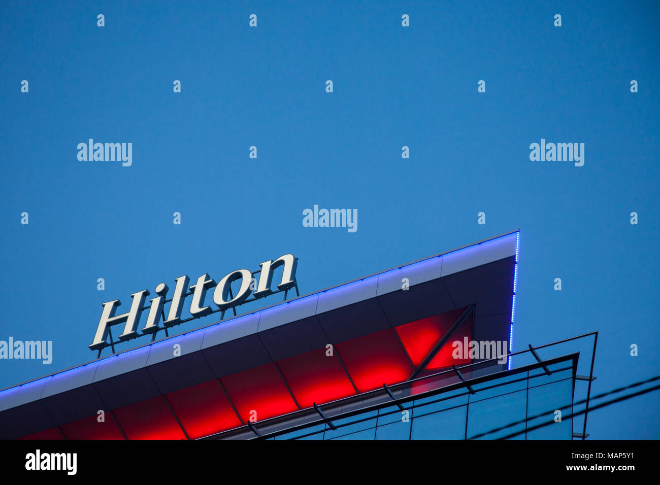 Belgrad, SERBIEN - MÄRZ 25, 2018: Hilton Logo auf ihr erst kürzlich eröffnetes Hotel in Belgrad beleuchtet, im Laufe des Abends. Hilton ist eine der größten Marken der Stockfoto
