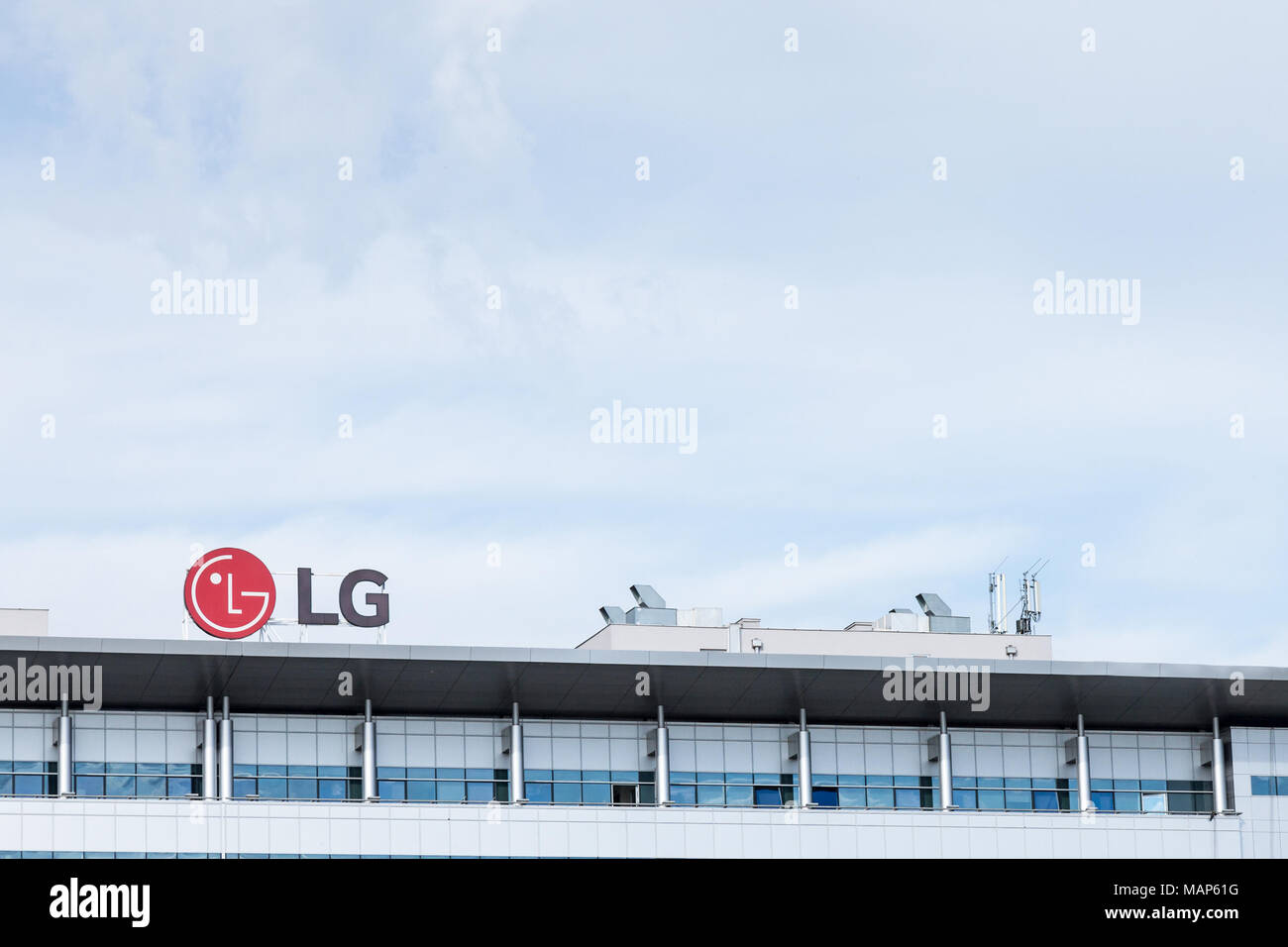 Belgrad, SERBIEN - 30. MÄRZ 2018: LG Electronics Logo auf Ihrer Hauptniederlassung für Serbien. LG ist eines der führenden Unternehmen in der IT- und TK-Technolog Stockfoto