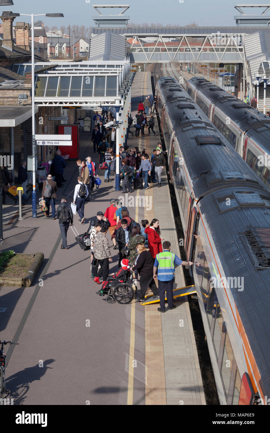 Passagiere, darunter eine in in einem Rollstuhl an Bord eines East Midlands Trains Meridian Express am Loughborough Bahnhof deaktiviert Stockfoto