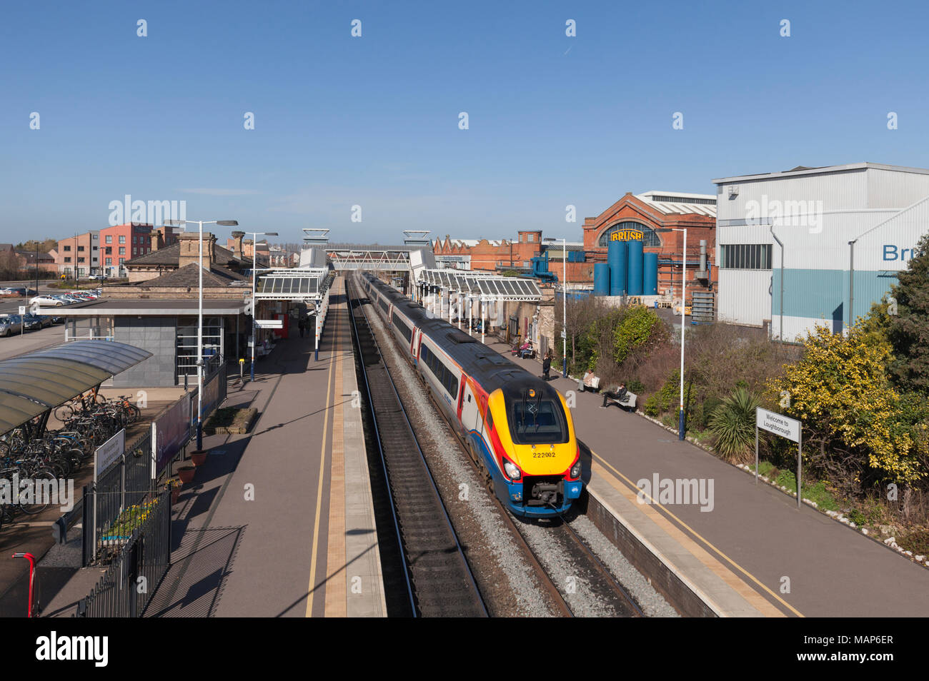 Ein East Midlands Trains Class 222 meridian Zug an der Universität Loughborough Bahnhof an der Midland Main Line mit einem Sheffield London St Pancras Zug Stockfoto