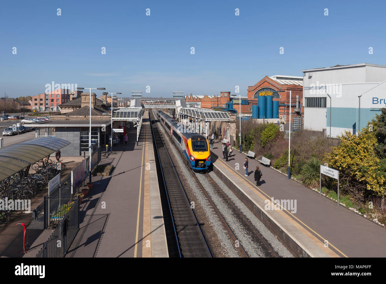 Ein East Midlands Trains Class 222 meridian Zug an der Universität Loughborough Bahnhof an der Midland Main Line mit einem Nottingham London St Pancras Zug Stockfoto