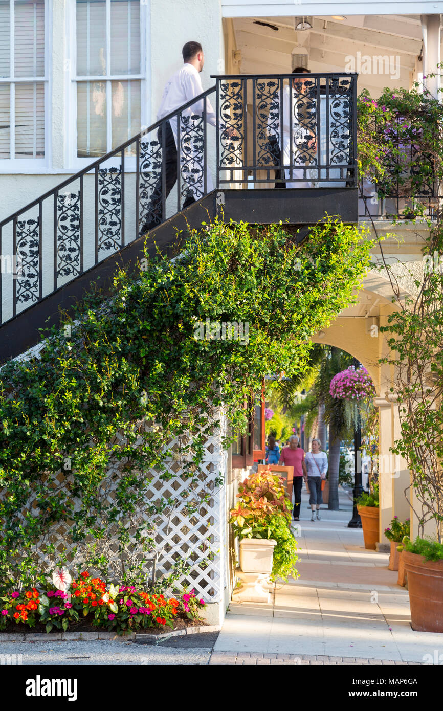 Kellner klettert die Treppe des historischen Neapel Mercantile Building - jetzt Campiello's Restaurant, zusammen 3 Street Shopping District, Naples, Florida, USA Stockfoto