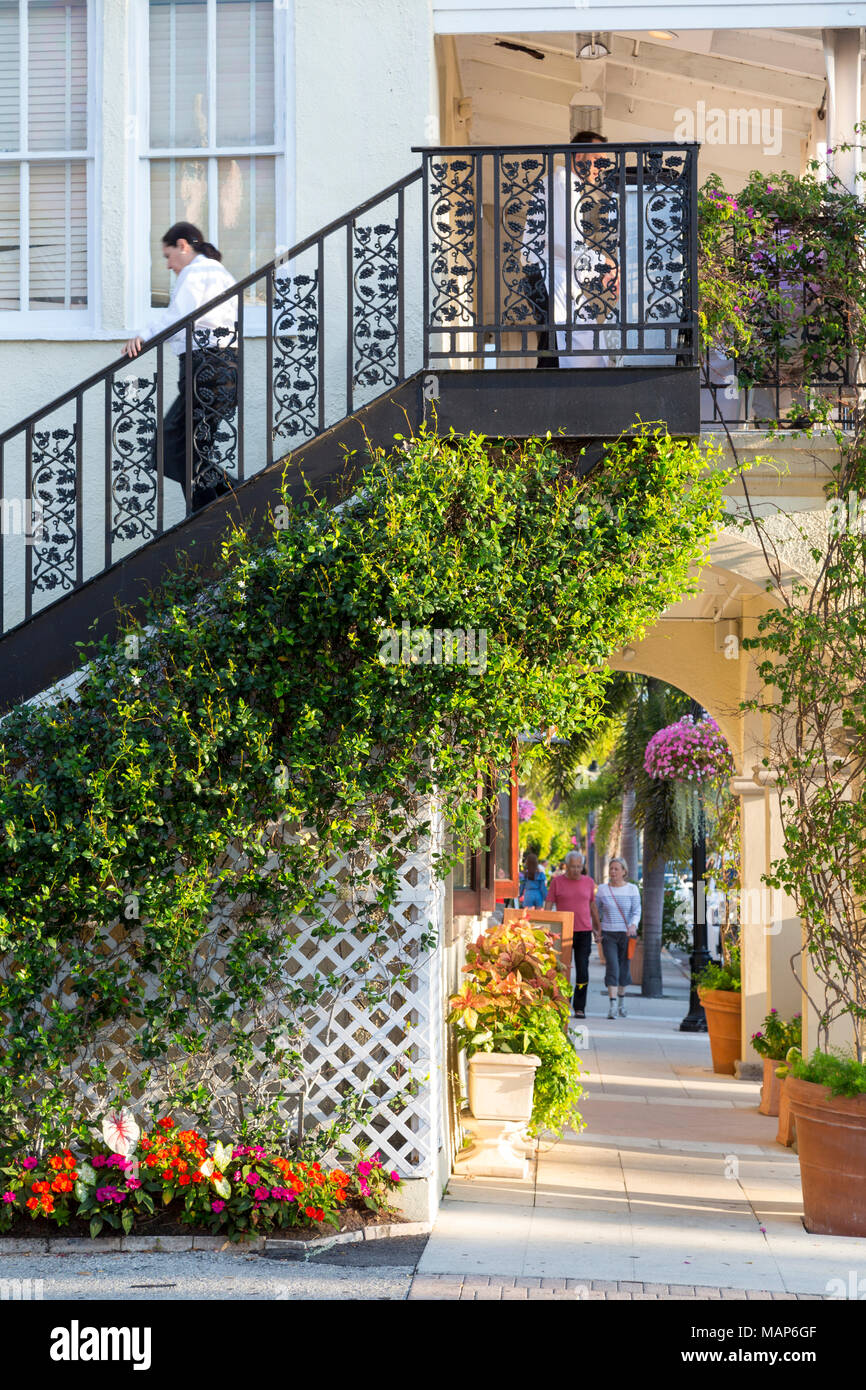 Kellnerin mit Treppe des historischen Neapel Mercantile Building - jetzt Campiello's Restaurant, zusammen 3 Street Shopping District, Naples, Florida, Stockfoto