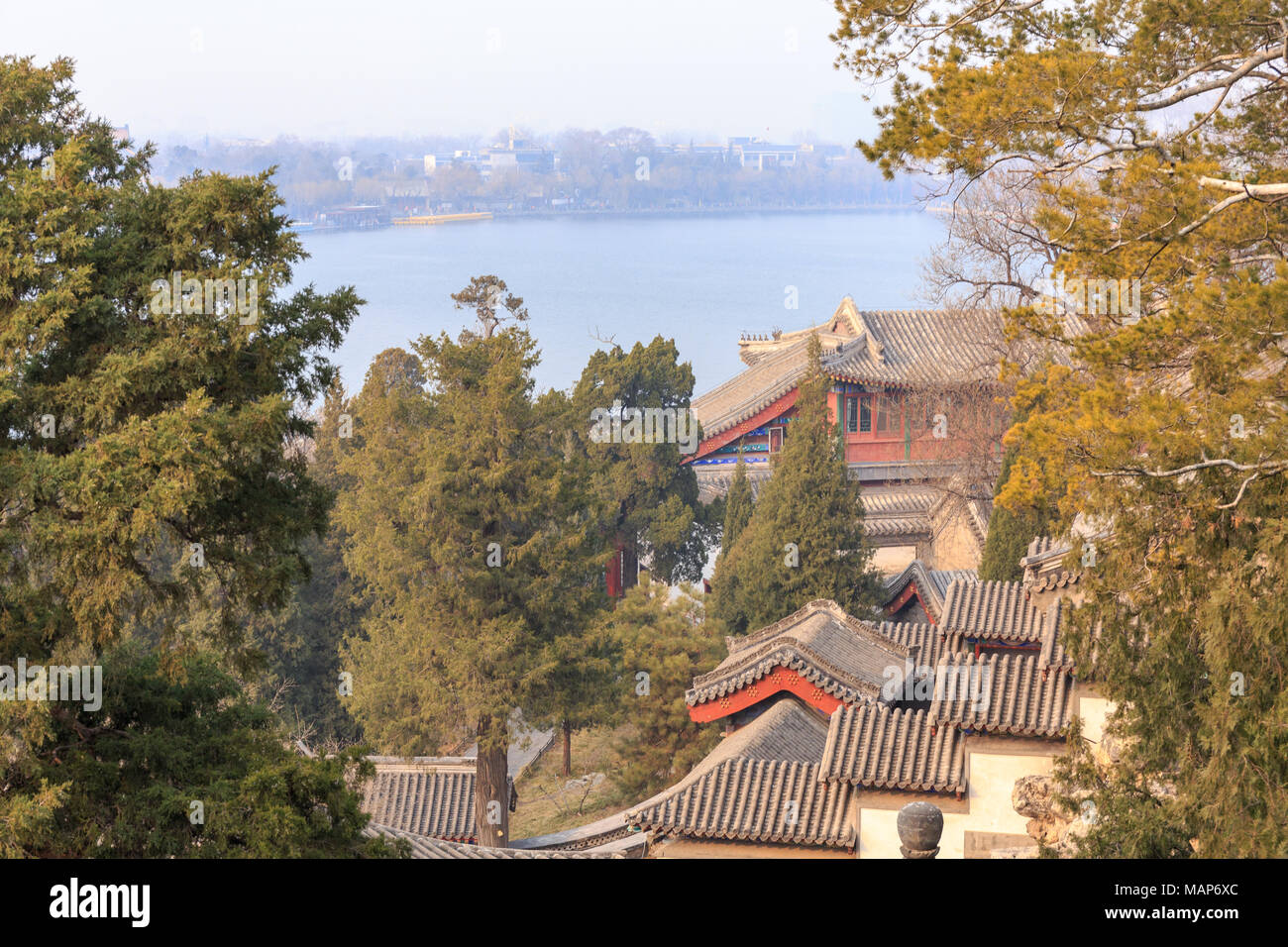Blick auf einem Hügel über historische Gebäude in Beihai Park, Peking, China im März 2018. Stockfoto