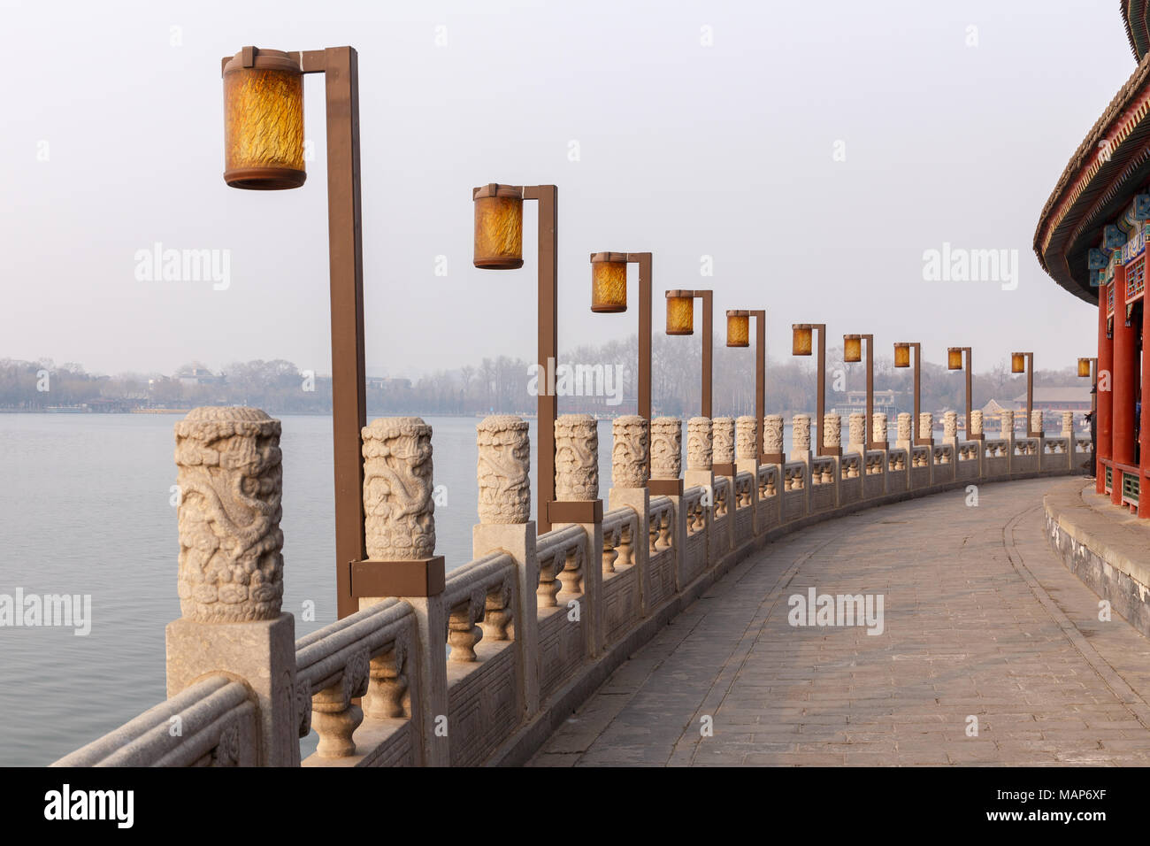 Lampen entlang der Seepromenade in Beihai Park, Peking, China im März 2018. Stockfoto