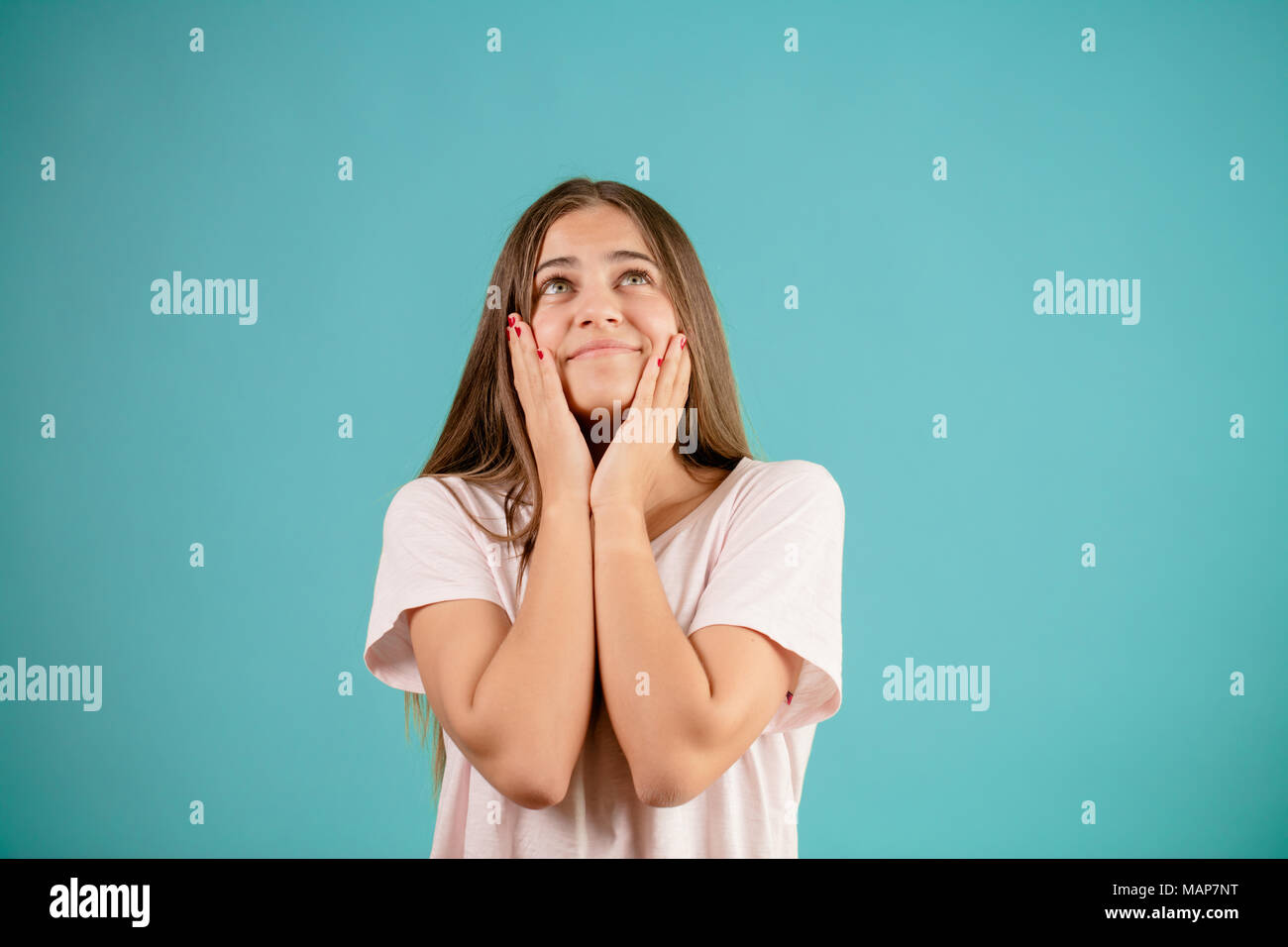 Glückliche junge Frau mit funkelnden grünen Augen in Liebe. Schauen nach oben. Stockfoto