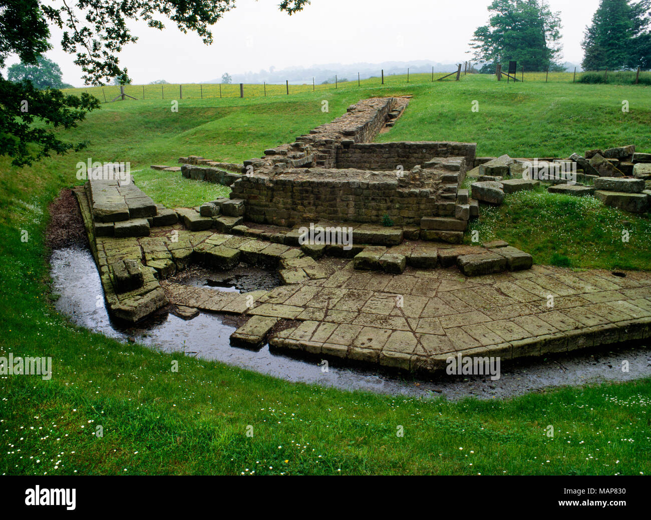 View SE der Überreste von zwei Phasen (HADRIANISCHEN & Severan) einer römischen Brücke, die Hadrian's Wall auf der North Tyne Fluss an Chesters Fort durchgeführt Stockfoto